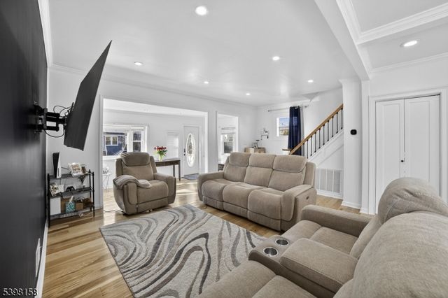 121 Myrtle St, Roselle Boro, NJ 07203