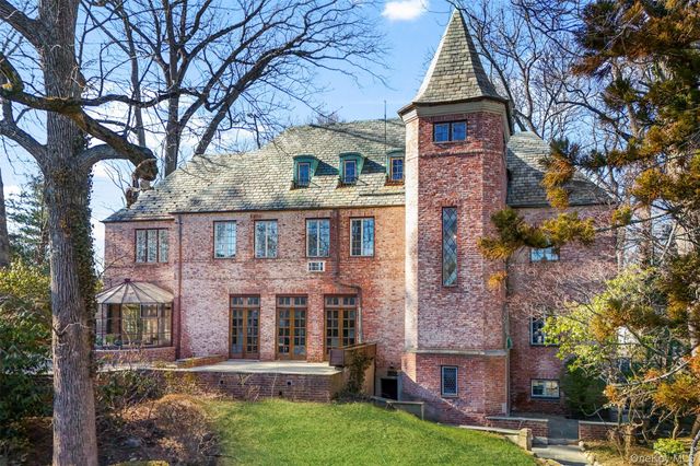 60 Wildwood Road, New Rochelle, NY 10804