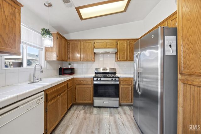 128 W Pilot Avenue, Bakersfield, CA 93308
