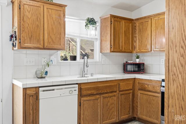 128 W Pilot Avenue, Bakersfield, CA 93308