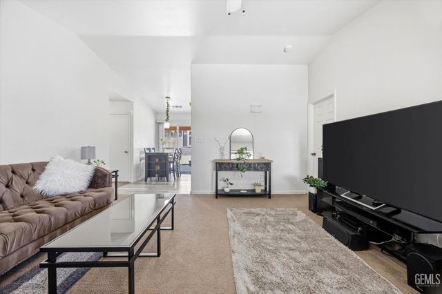 128 W Pilot Avenue, Bakersfield, CA 93308