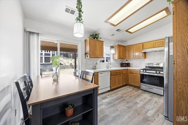 128 W Pilot Avenue, Bakersfield, CA 93308