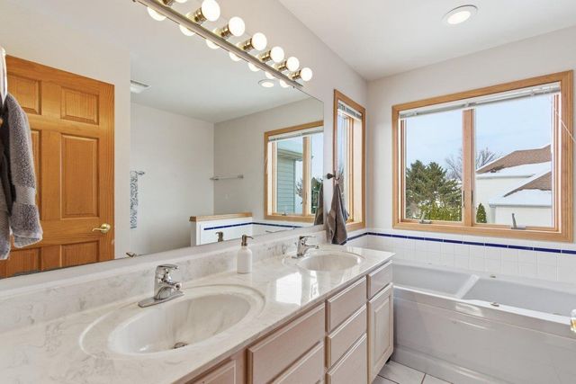 925 Lexington Way, Waunakee, WI 53597