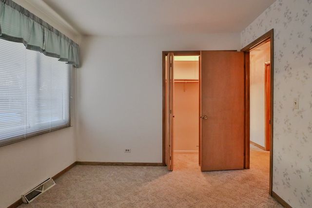 7N240 West End Road, Roselle, IL 60172