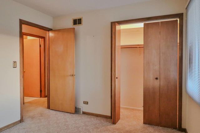 7N240 West End Road, Roselle, IL 60172