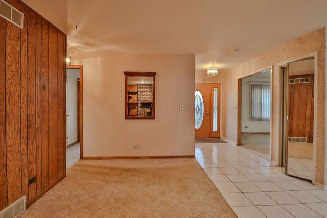 7N240 West End Road, Roselle, IL 60172