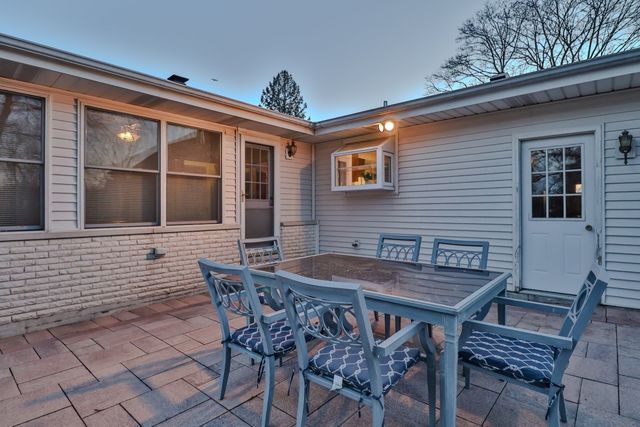 7N240 West End Road, Roselle, IL 60172