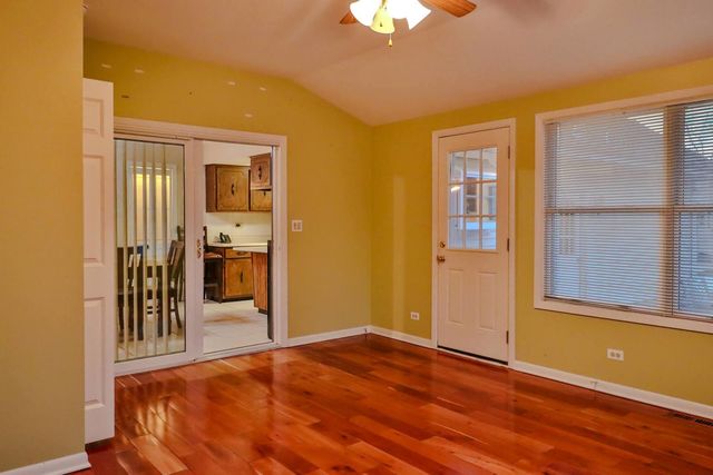 7N240 West End Road, Roselle, IL 60172