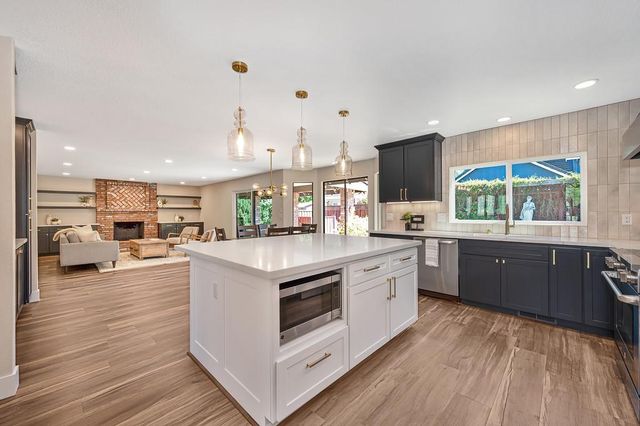 898 Lake Front Dr, Sacramento, CA 95831