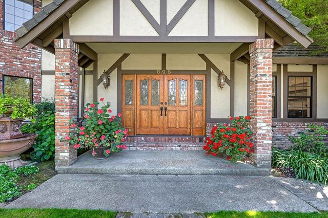 898 Lake Front Dr, Sacramento, CA 95831