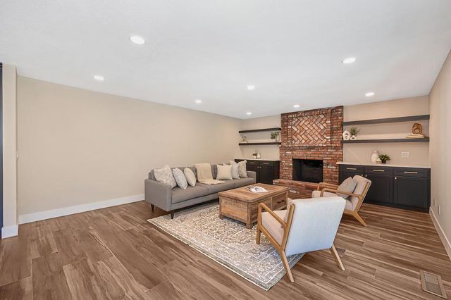 898 Lake Front Dr, Sacramento, CA 95831