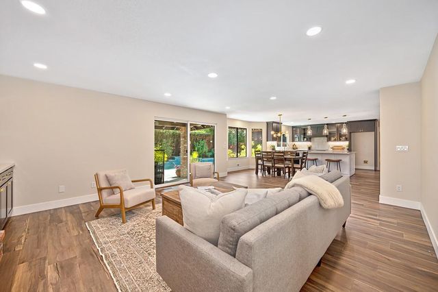898 Lake Front Dr, Sacramento, CA 95831