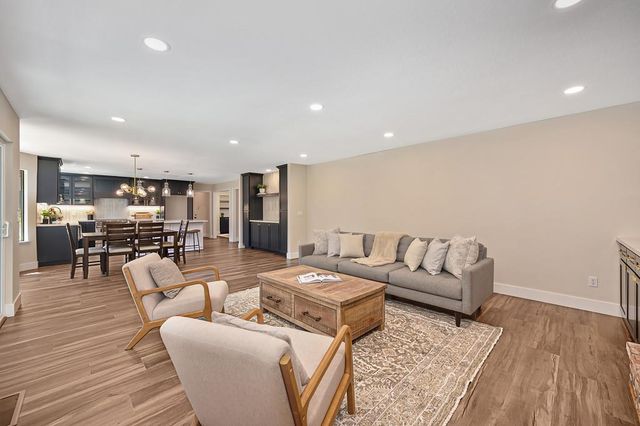 898 Lake Front Dr, Sacramento, CA 95831