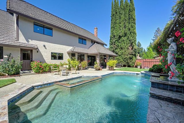 898 Lake Front Dr, Sacramento, CA 95831