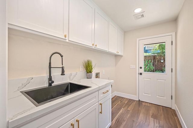 898 Lake Front Dr, Sacramento, CA 95831
