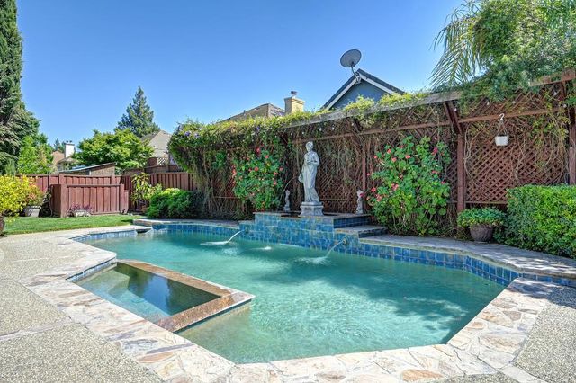898 Lake Front Dr, Sacramento, CA 95831
