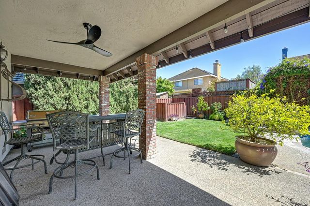 898 Lake Front Dr, Sacramento, CA 95831