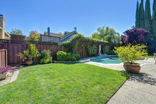 898 Lake Front Dr, Sacramento, CA 95831