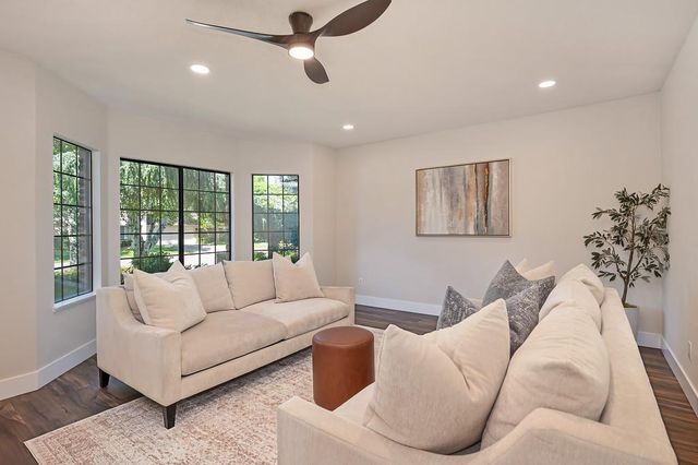 898 Lake Front Dr, Sacramento, CA 95831