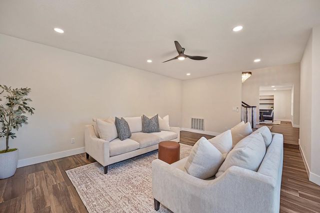 898 Lake Front Dr, Sacramento, CA 95831