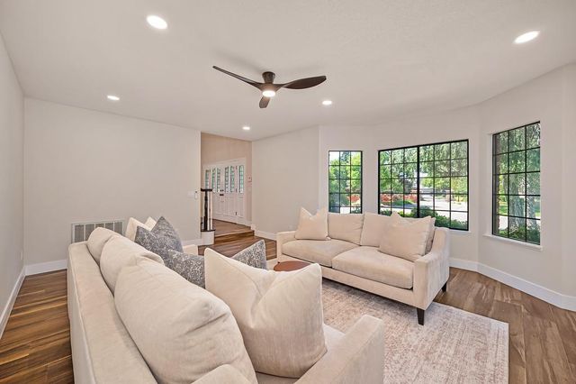 898 Lake Front Dr, Sacramento, CA 95831