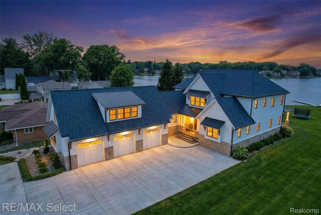 2208 Grove Park Road, Fenton Charter Township, MI 48430