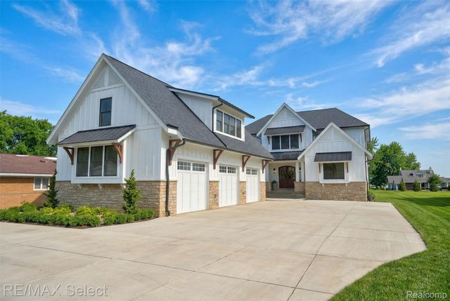 2208 Grove Park Road, Fenton Charter Township, MI 48430