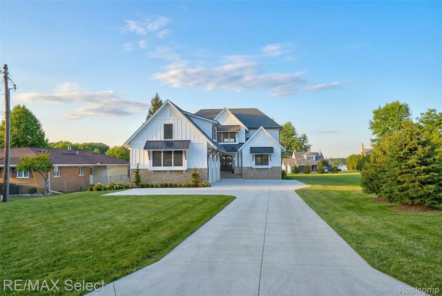 2208 Grove Park Road, Fenton Charter Township, MI 48430