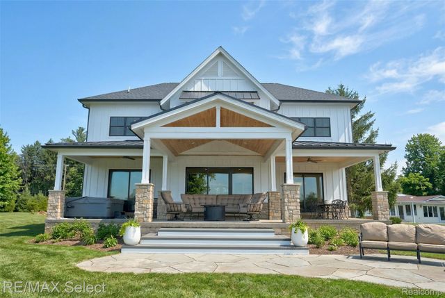 2208 Grove Park Road, Fenton Charter Township, MI 48430