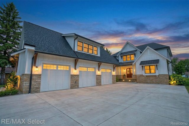 2208 Grove Park Road, Fenton Charter Township, MI 48430