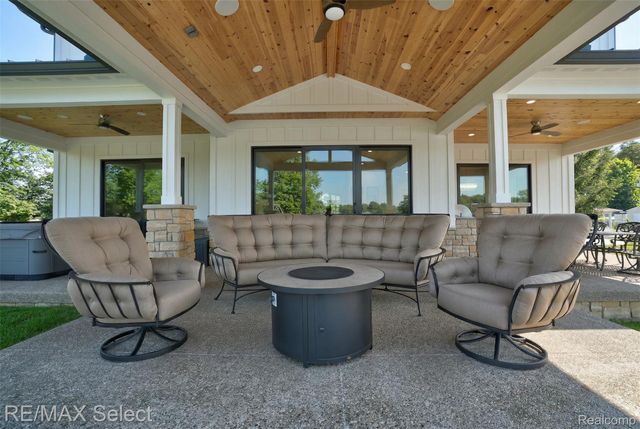 2208 Grove Park Road, Fenton Charter Township, MI 48430