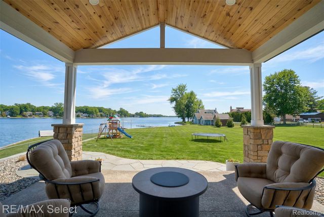 2208 Grove Park Road, Fenton Charter Township, MI 48430