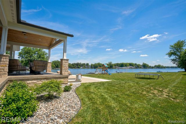 2208 Grove Park Road, Fenton Charter Township, MI 48430