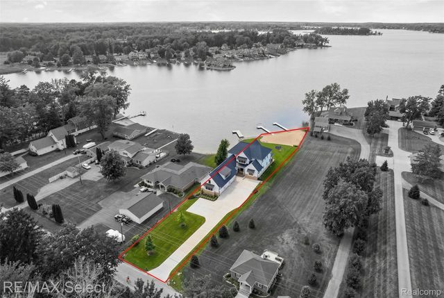 2208 Grove Park Road, Fenton Charter Township, MI 48430