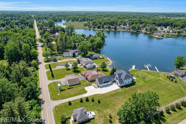 2208 Grove Park Road, Fenton Charter Township, MI 48430