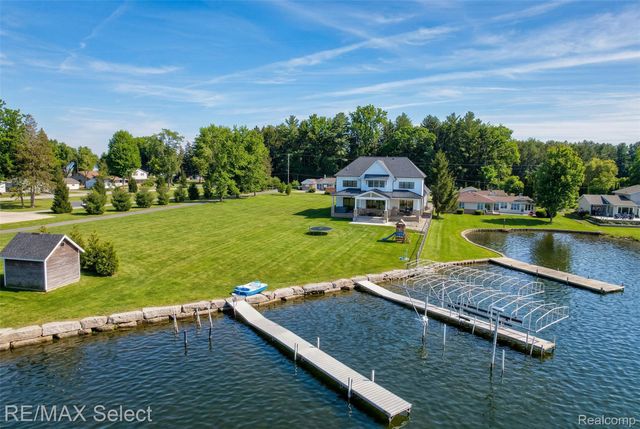 2208 Grove Park Road, Fenton Charter Township, MI 48430