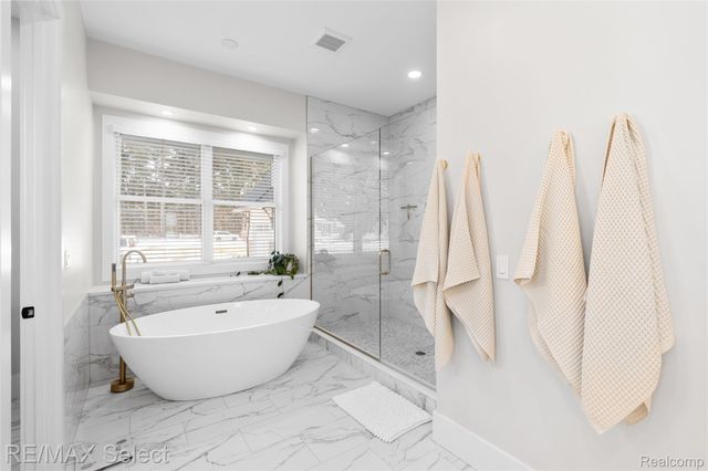 2208 Grove Park Road, Fenton Charter Township, MI 48430