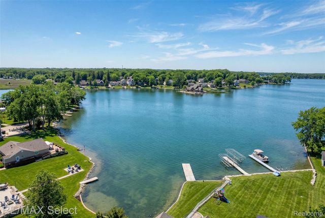 2208 Grove Park Road, Fenton Charter Township, MI 48430