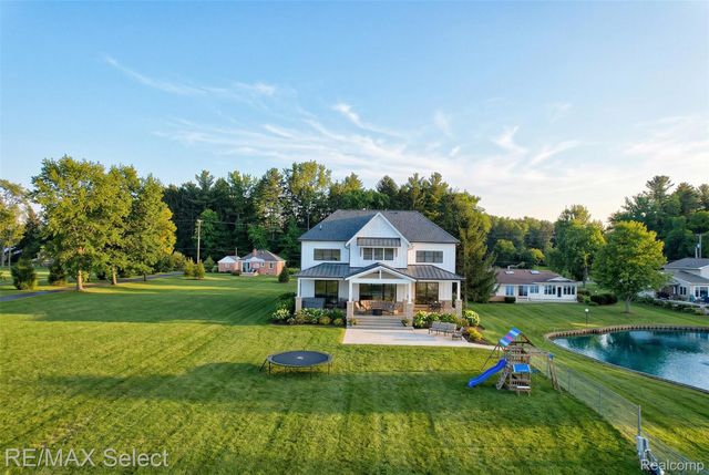 2208 Grove Park Road, Fenton Charter Township, MI 48430