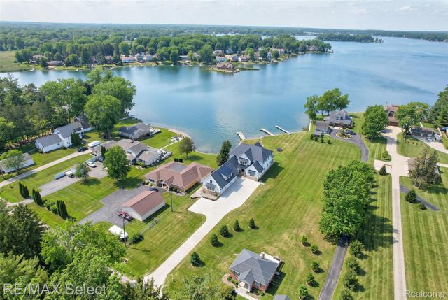 2208 Grove Park Road, Fenton Charter Township, MI 48430