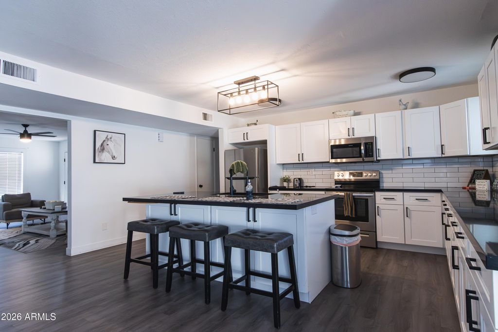 Image 12 of property listing at 122 E DEL RIO Drive, Tempe, AZ 85282