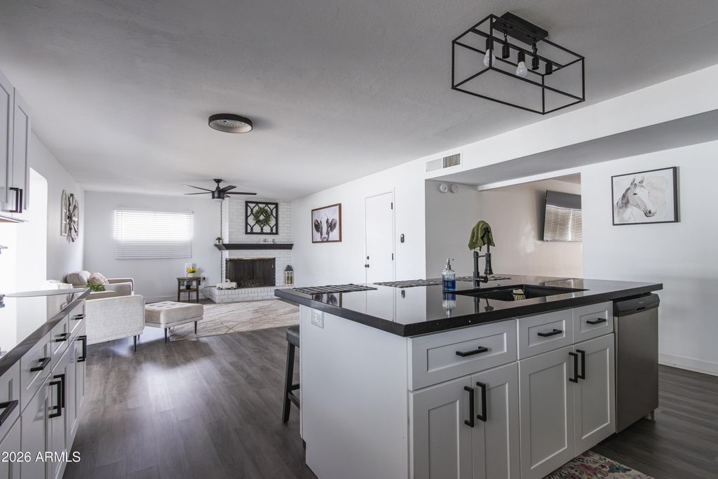 Image 13 of property listing at 122 E DEL RIO Drive, Tempe, AZ 85282