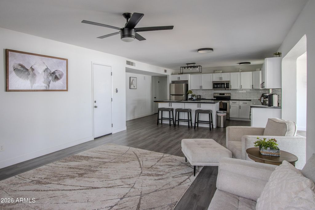 Image 14 of property listing at 122 E DEL RIO Drive, Tempe, AZ 85282