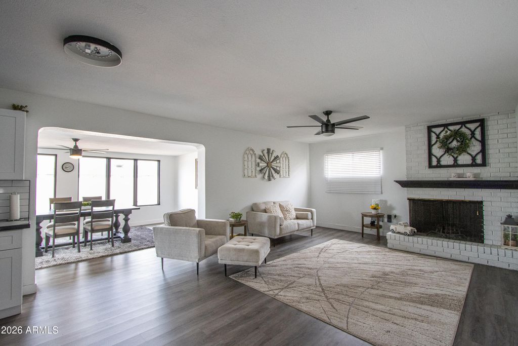 Image 15 of property listing at 122 E DEL RIO Drive, Tempe, AZ 85282