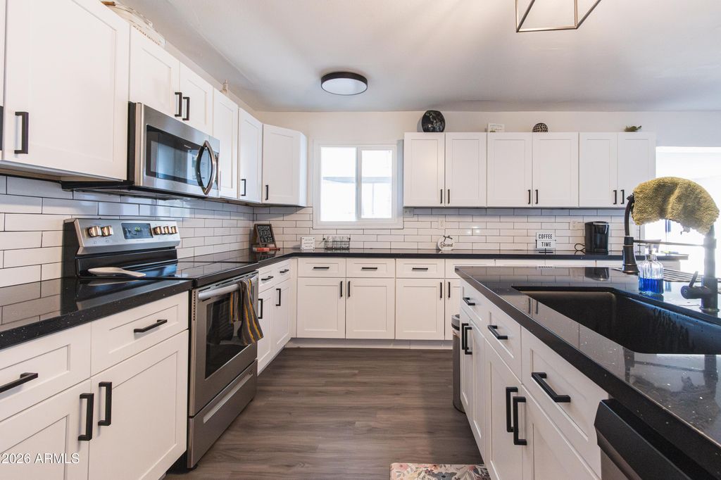 Image 2 of property listing at 122 E DEL RIO Drive, Tempe, AZ 85282