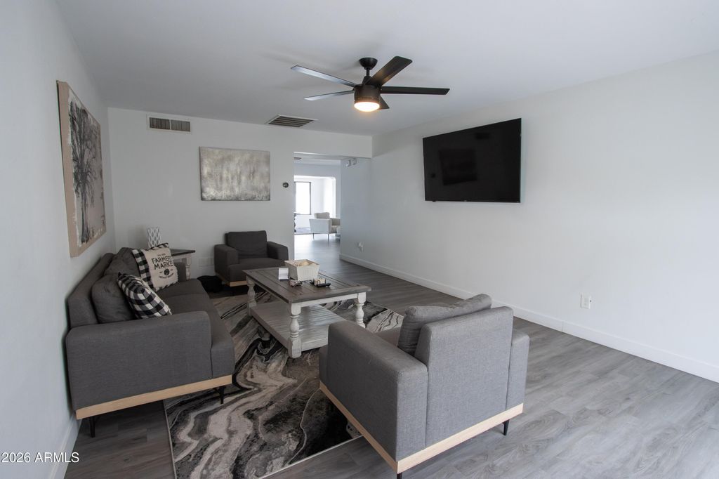 Image 22 of property listing at 122 E DEL RIO Drive, Tempe, AZ 85282
