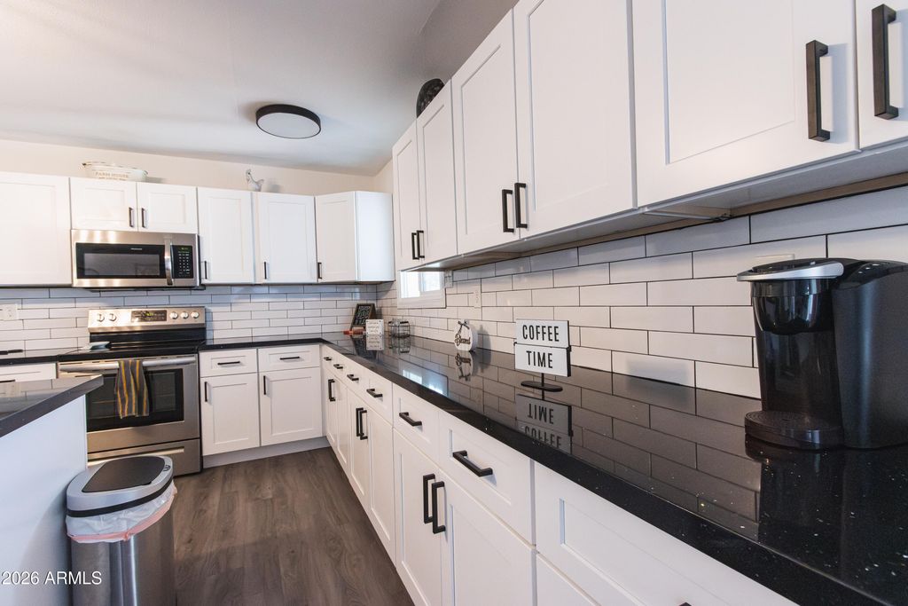 Image 4 of property listing at 122 E DEL RIO Drive, Tempe, AZ 85282