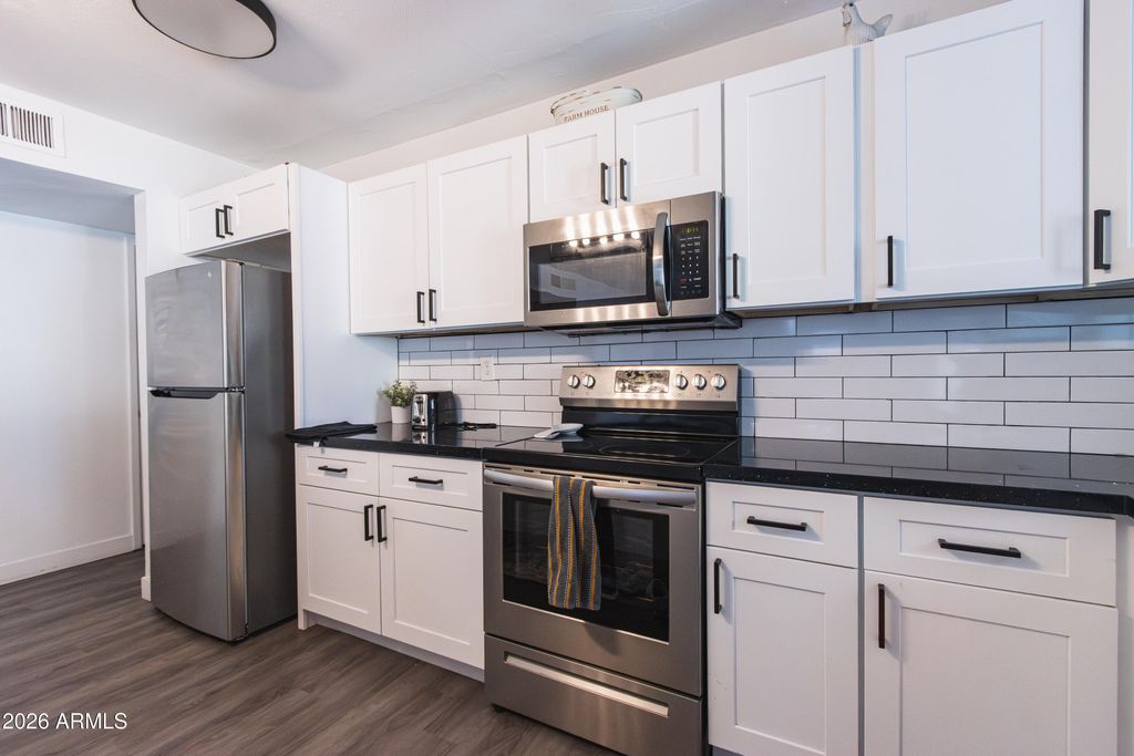Image 6 of property listing at 122 E DEL RIO Drive, Tempe, AZ 85282