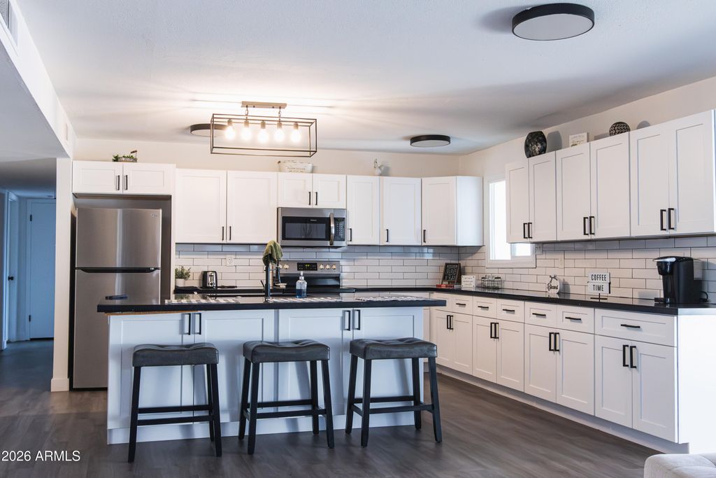Image 8 of property listing at 122 E DEL RIO Drive, Tempe, AZ 85282