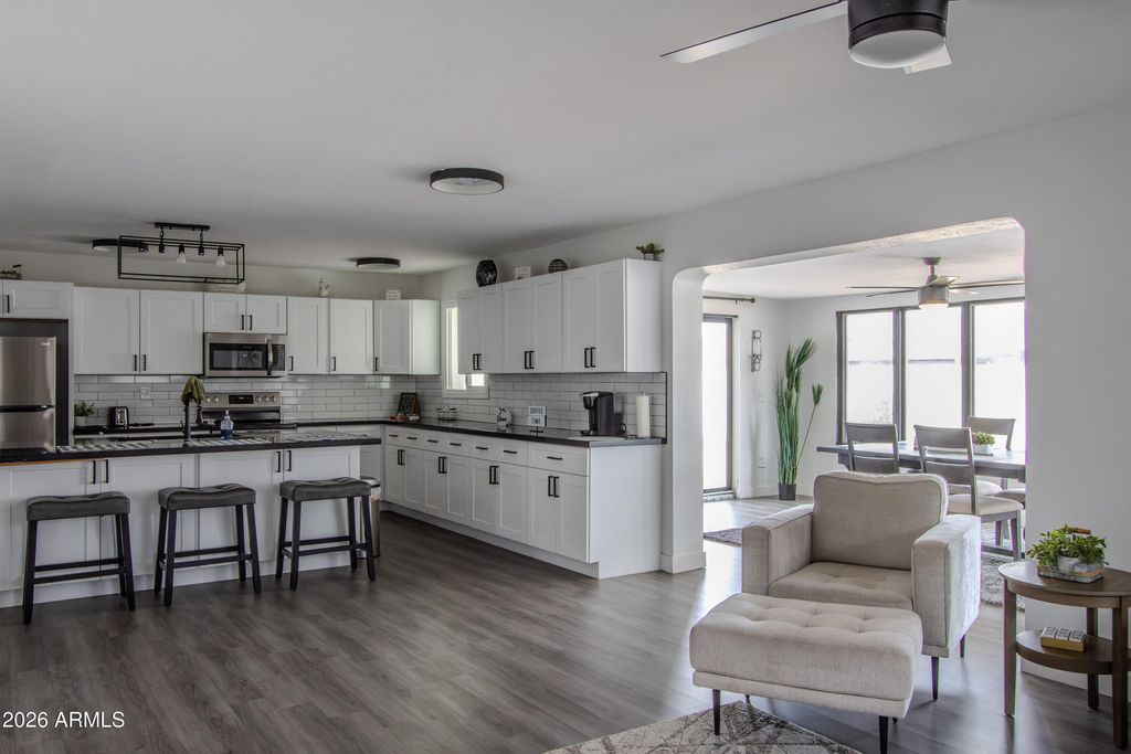 Image 9 of property listing at 122 E DEL RIO Drive, Tempe, AZ 85282